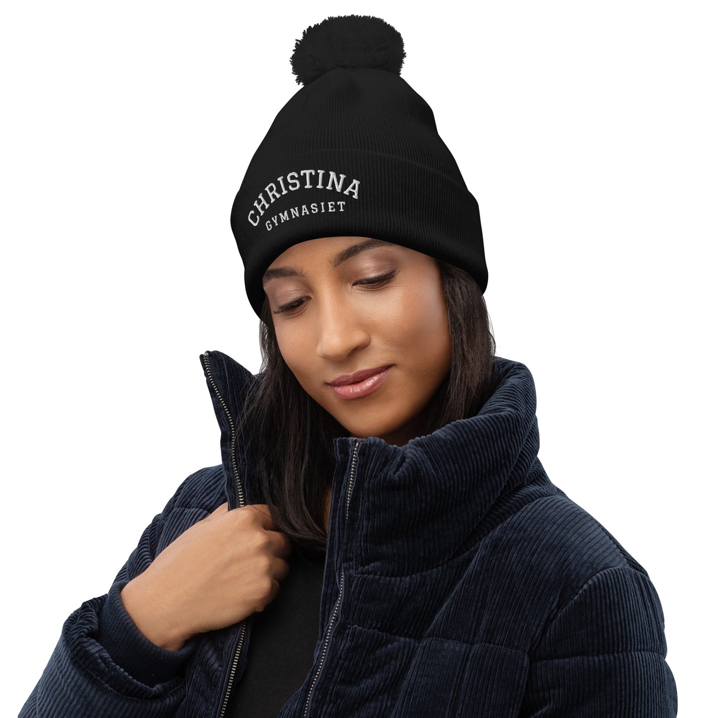 CHRISTINAGYMNASIET - Tofsmössa med brodyr - 6 färger